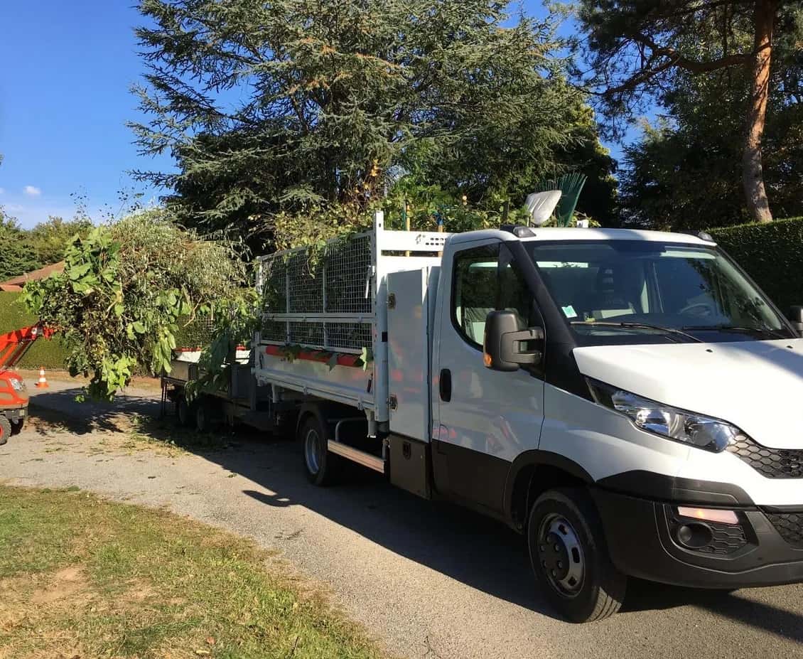 Véhicule Peixoto Paysages avec remorque transportant des déchets verts